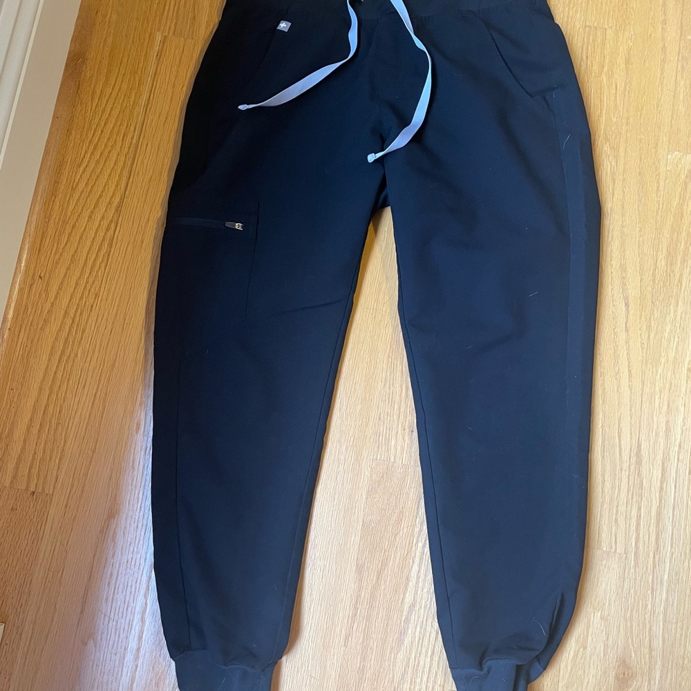 Figs women’s Black Jogger petite scrub pant